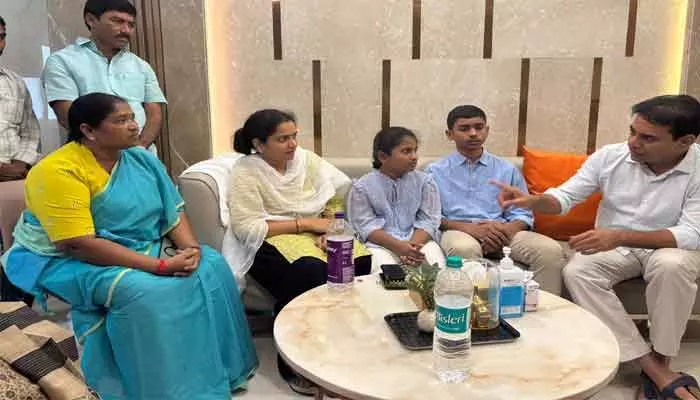 పెద్ది వైద్యానికి ప్రభుత్వం సహకరిస్తుంది : మంత్రి సీతక్క పెద్ది వైద్యానికి ప్రభుత్వం సహకరిస్తుంది : మంత్రి సీతక్క
