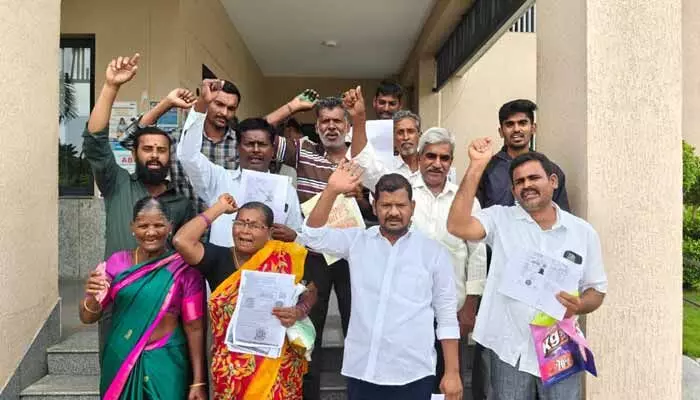 ‘క్రషర్ ఏర్పాటును నిలిపి వేయాలి’.. కలెక్టరేట్ ఎదుట రైతుల ధర్నా ‘క్రషర్ ఏర్పాటును నిలిపి వేయాలి’.. కలెక్టరేట్ ఎదుట రైతుల ధర్నా