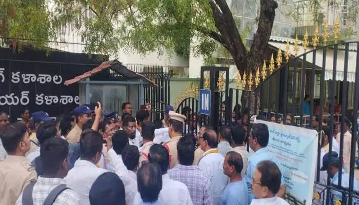 ఐఎస్ సదన్లోని సంగం లక్ష్మీబాయి కళాశాల వద్ద ఉద్రిక్తత ఐఎస్ సదన్లోని సంగం లక్ష్మీబాయి కళాశాల వద్ద ఉద్రిక్తత