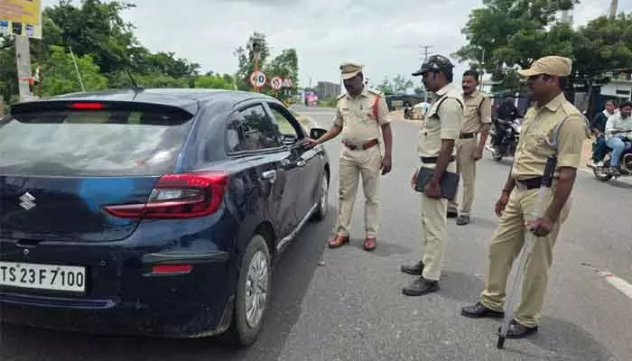కేటీఆర్ క్యాంపు ఆఫీస్ వద్ద భారీ బందోబస్తు.. కేటీఆర్ క్యాంపు ఆఫీస్ వద్ద భారీ బందోబస్తు..