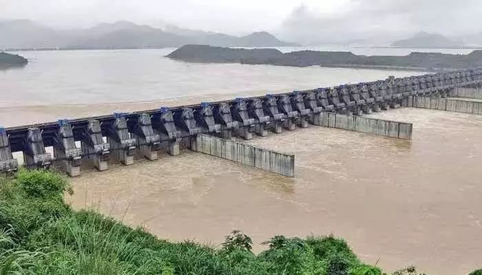 పోలవరం ప్రాజెక్టులో ఇద్దరు గల్లంతు పోలవరం ప్రాజెక్టులో ఇద్దరు గల్లంతు
