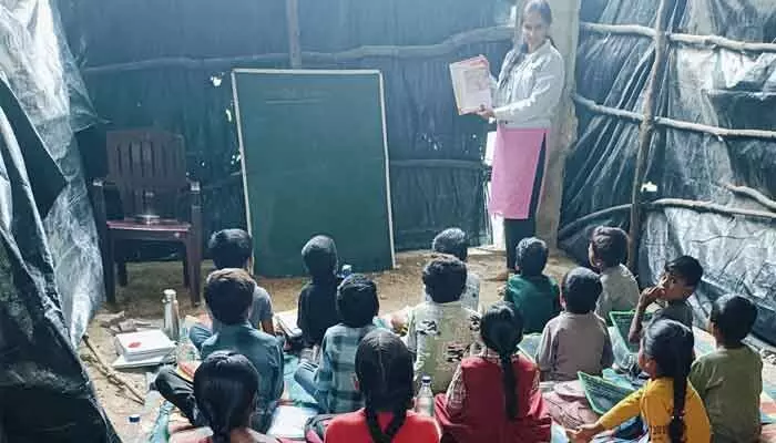 టార్పాలిన్ల కింద భవిత.. పల్లెగడ్డ తండా బడి దుస్థితి..! టార్పాలిన్ల కింద భవిత.. పల్లెగడ్డ తండా బడి దుస్థితి..!