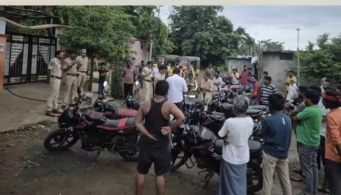 గుడిహత్నూర్ పోలీస్ స్టేషన్ లో నేరడిగొండ తండాలో కమ్యూనిటీ కాంటాక్ట్ గుడిహత్నూర్ పోలీస్ స్టేషన్ లో నేరడిగొండ తండాలో కమ్యూనిటీ కాంటాక్ట్