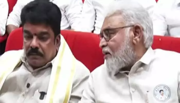 బోండా ఉమా ఎపిసోడ్పై చంద్రబాబు సీరియస్.. విచారణకు త్రీమెన్ కమిటీ ఏర్పాటు బోండా ఉమా ఎపిసోడ్పై చంద్రబాబు సీరియస్.. విచారణకు త్రీమెన్ కమిటీ ఏర్పాటు
