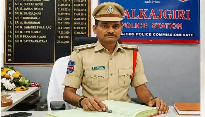 మల్కాజ్గిరి సీఐగా విజయ్ కుమార్ బాధ్యతల స్వీకారం మల్కాజ్గిరి సీఐగా విజయ్ కుమార్ బాధ్యతల స్వీకారం