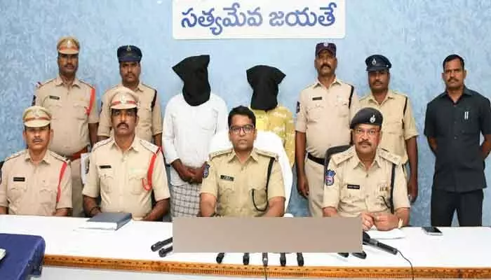 హత్య కేసును ఛేదించిన పోలీసులు.. ముగ్గురు నిందితుల అరెస్ట్ హత్య కేసును ఛేదించిన పోలీసులు.. ముగ్గురు నిందితుల అరెస్ట్