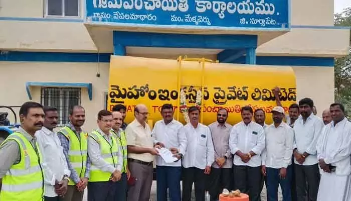 వేపలమాధారం గ్రామానికి రూ.10 లక్షల చెక్కు, 1.25 లక్షలతో మొబైల్ వాటర్ ట్యాంకర్ అందజేత వేపలమాధారం గ్రామానికి రూ.10 లక్షల చెక్కు, 1.25 లక్షలతో మొబైల్ వాటర్ ట్యాంకర్ అందజేత