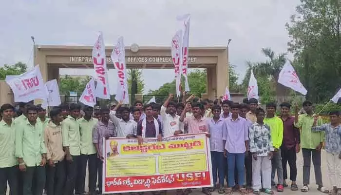 ఫీజు రీయింబర్స్మెంట్ బకాయిలను వెంటనే విడుదల చేయాలి ఫీజు రీయింబర్స్మెంట్ బకాయిలను వెంటనే విడుదల చేయాలి