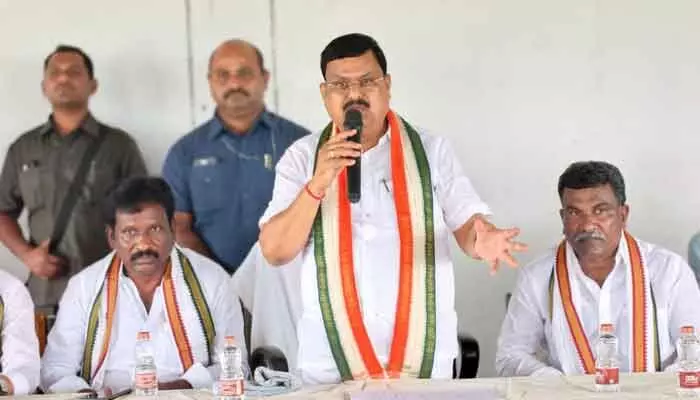 కేంద్ర ప్రభుత్వం ప్రజాస్వామ్యాన్ని బలహీనపరిచే కుట్రలను ప్రజలే తిప్పికొట్టాలి : ఎమ్మెల్యే కేంద్ర ప్రభుత్వం ప్రజాస్వామ్యాన్ని బలహీనపరిచే కుట్రలను ప్రజలే తిప్పికొట్టాలి : ఎమ్మెల్యే