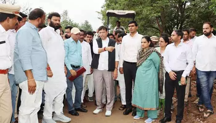 రూ.270 కోట్ల రోడ్డు విస్తరణ పనులపై అధికారులతో మంత్రి శ్రీధర్ బాబు సమీక్ష రూ.270 కోట్ల రోడ్డు విస్తరణ పనులపై అధికారులతో మంత్రి శ్రీధర్ బాబు సమీక్ష