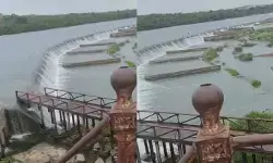 ఘనపూర్ ఆనకట్ట వద్ద పొంగిపొర్లుతున్న మంజీరా