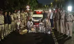 రూ.2 లక్షల గోవా మద్యం సీజ్.. కారుతో సహా నిందితుల అరెస్ట్