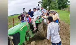ట్రాక్టర్ పై ప్రయాణించిన ఎమ్మెల్సీ