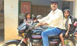 ఇంటింటికీ వెళ్లి విద్యార్థులను బడిబాట పట్టించిన ఉపాధ్యాయుడు